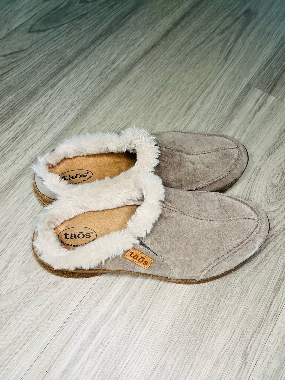 Taos Future Grey Suede Faux Fur Slippers Mules Clogs Shoes Womens Sz 9 GUC Comfy